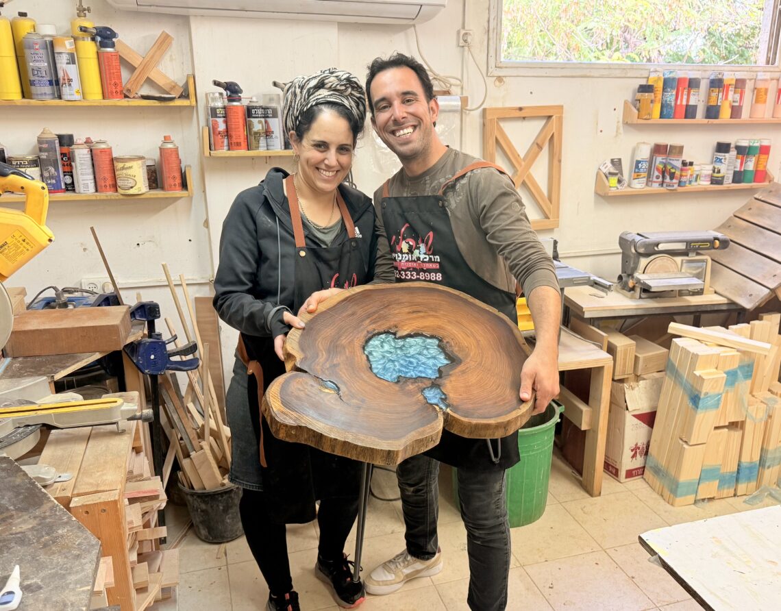 סדנת אפוקסי - ליצירת שולחן סיסם הודי בשילוב אפוקסי 5 סדנת אפוקסי - ליצירת שולחן סיסם הודי בשילוב אפוקסי – תמונה 5