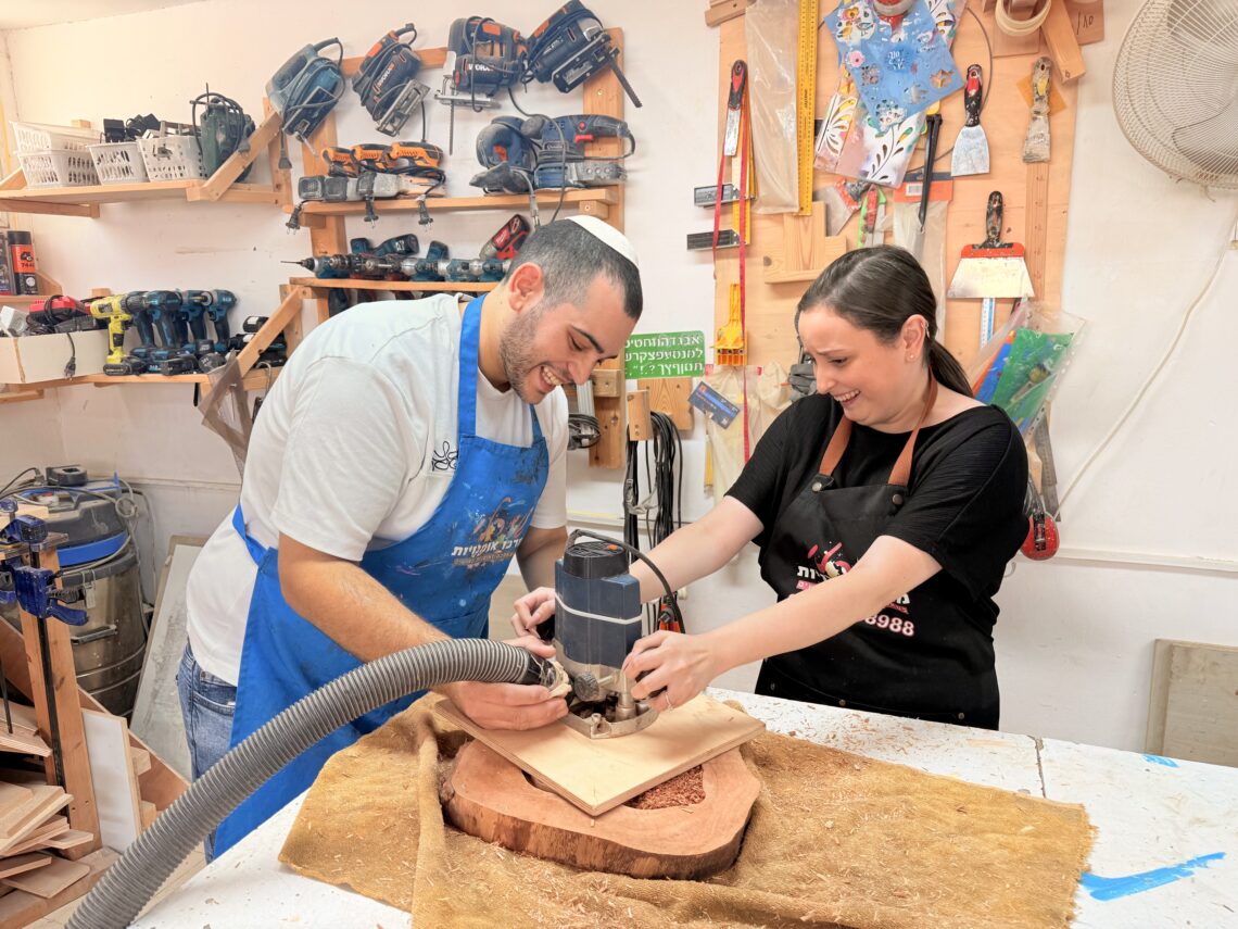 סדנת אפוקסי - ליצירת שולחן סיסם הודי בשילוב אפוקסי 2 סדנת אפוקסי - ליצירת שולחן סיסם הודי בשילוב אפוקסי – תמונה 2