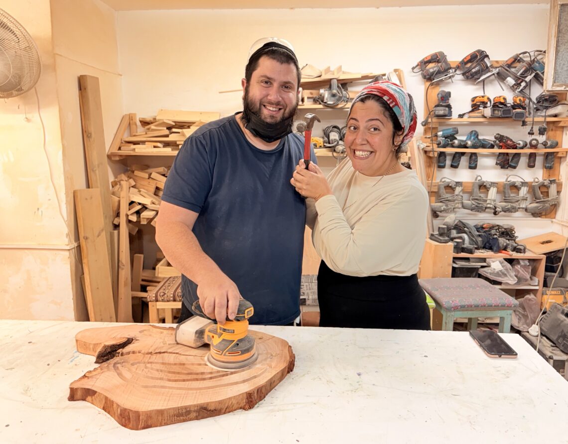 סדנת אפוקסי - ליצירת שולחן סיסם הודי בשילוב אפוקסי 6 סדנת אפוקסי - ליצירת שולחן סיסם הודי בשילוב אפוקסי – תמונה 6