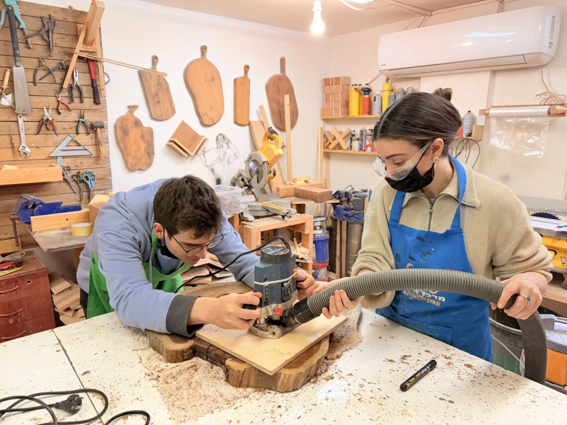 סדנת אפוקסי - ליצירת שולחן סיסם הודי בשילוב אפוקסי 7 סדנת אפוקסי - ליצירת שולחן סיסם הודי בשילוב אפוקסי – תמונה 7