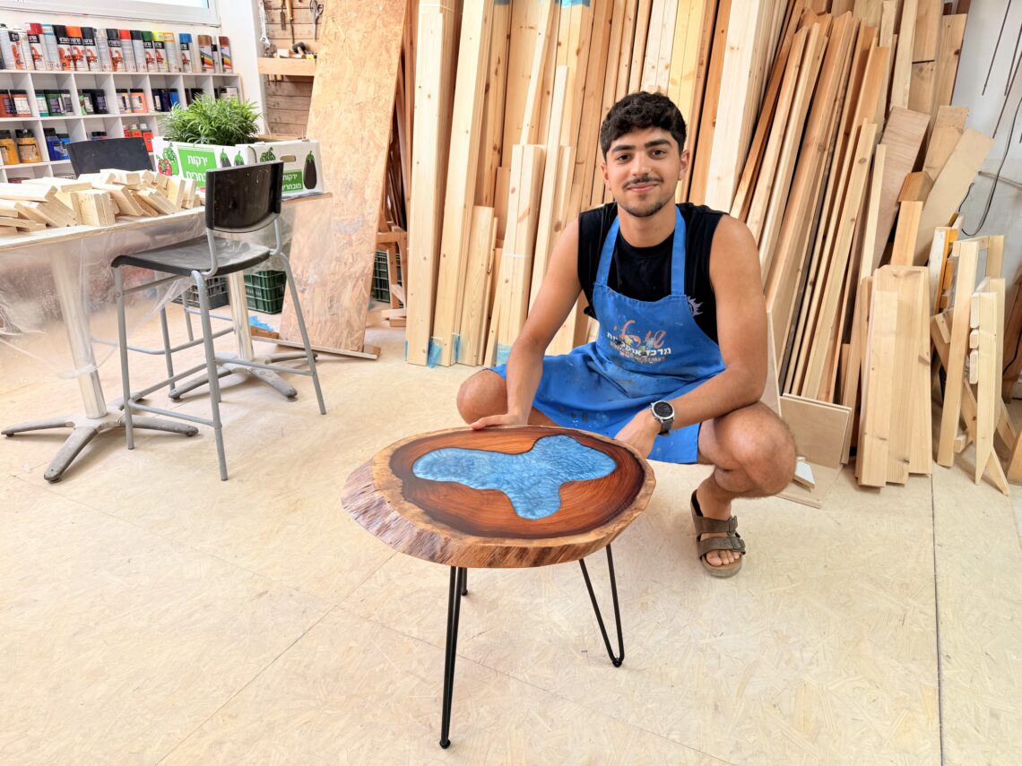 סדנת אפוקסי - ליצירת שולחן סיסם הודי בשילוב אפוקסי 1 סדנת אפוקסי - ליצירת שולחן סיסם הודי בשילוב אפוקסי