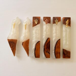 חנות שירלי מרכז אומנויות 11 מזוזה עץ אפוקסי לבן פנינה