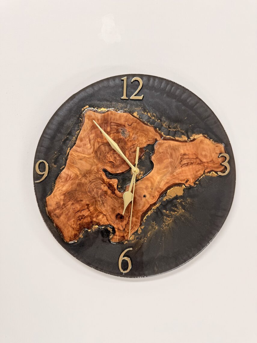 שעון אפוקסי - שחור ונגיעות זהב 1 שעון אפוקסי - שחור ונגיעות זהב