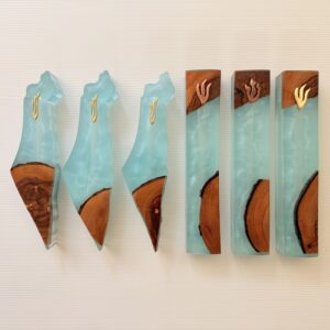 חנות שירלי מרכז אומנויות 15 מזוזה עץ אפוקסי תכלת חצי שקוף