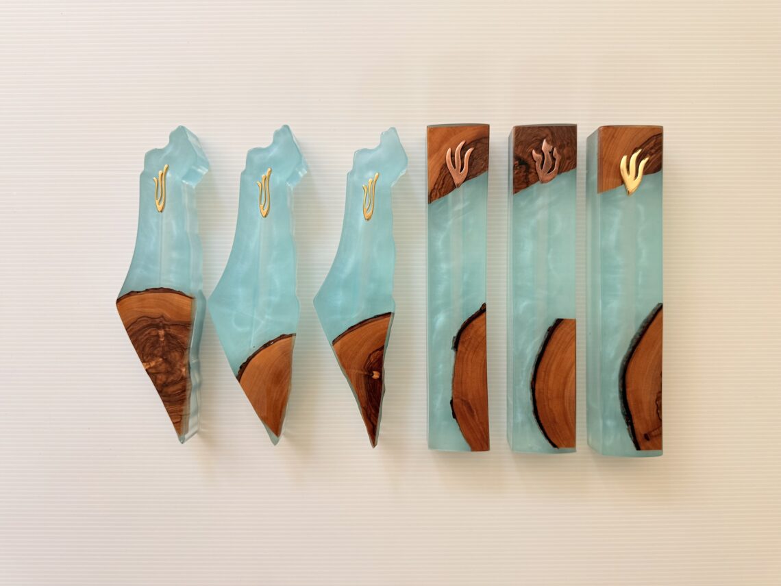 מזוזה עץ אפוקסי תכלת חצי שקוף 1 מזוזה עץ אפוקסי תכלת חצי שקוף