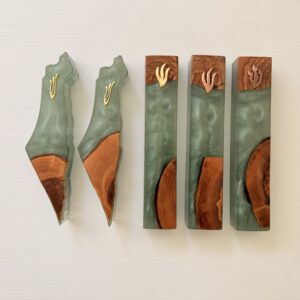 חנות שירלי מרכז אומנויות 16 מזוזה עץ אפוקסי ירוק פנינה