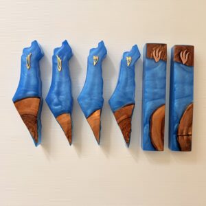 חנות שירלי מרכז אומנויות 14 מזוזה עץ אפוקסי כחול פנינה