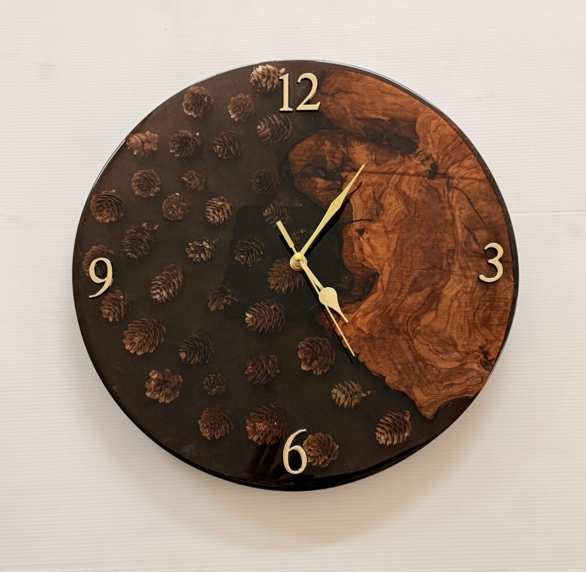 שעון אפוקסי - שחור עם אצטרובלים 1 שעון אפוקסי - שחור עם אצטרובלים